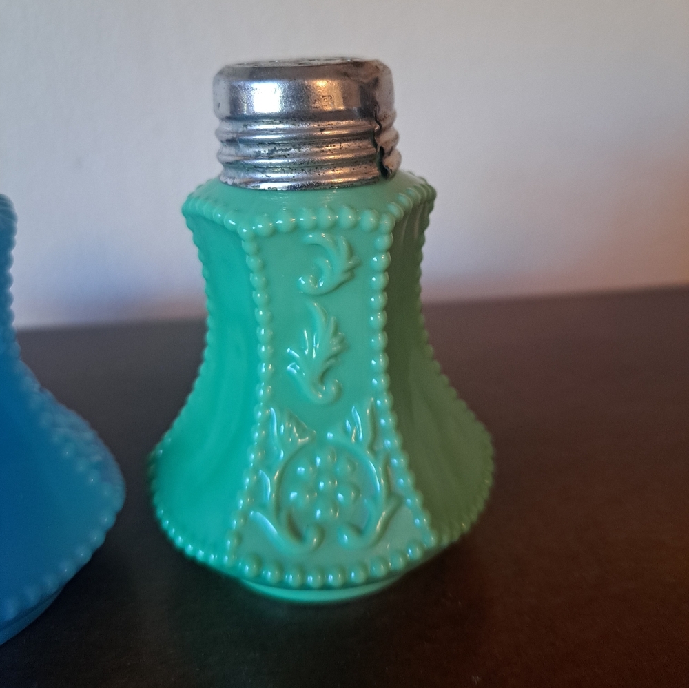 Vtg McKee Glass Pr FLOWER PANEL Beaded Blue & Green Salt & Pepper Shakers - Picture 2 of 14